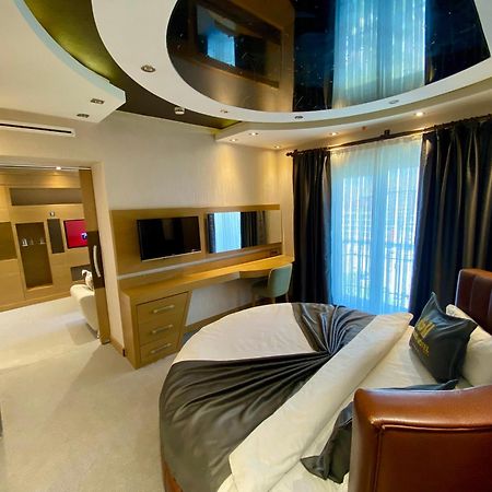 Grand Hotel Van Bagian luar foto