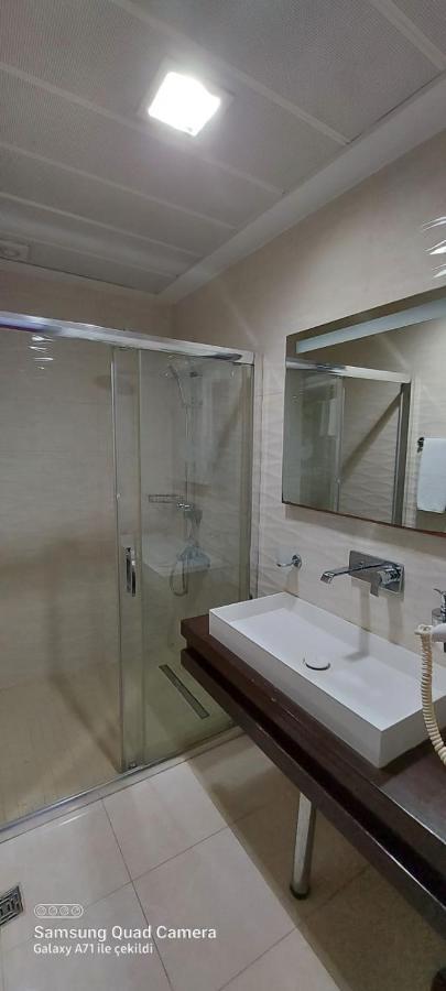 Grand Hotel Van Bagian luar foto