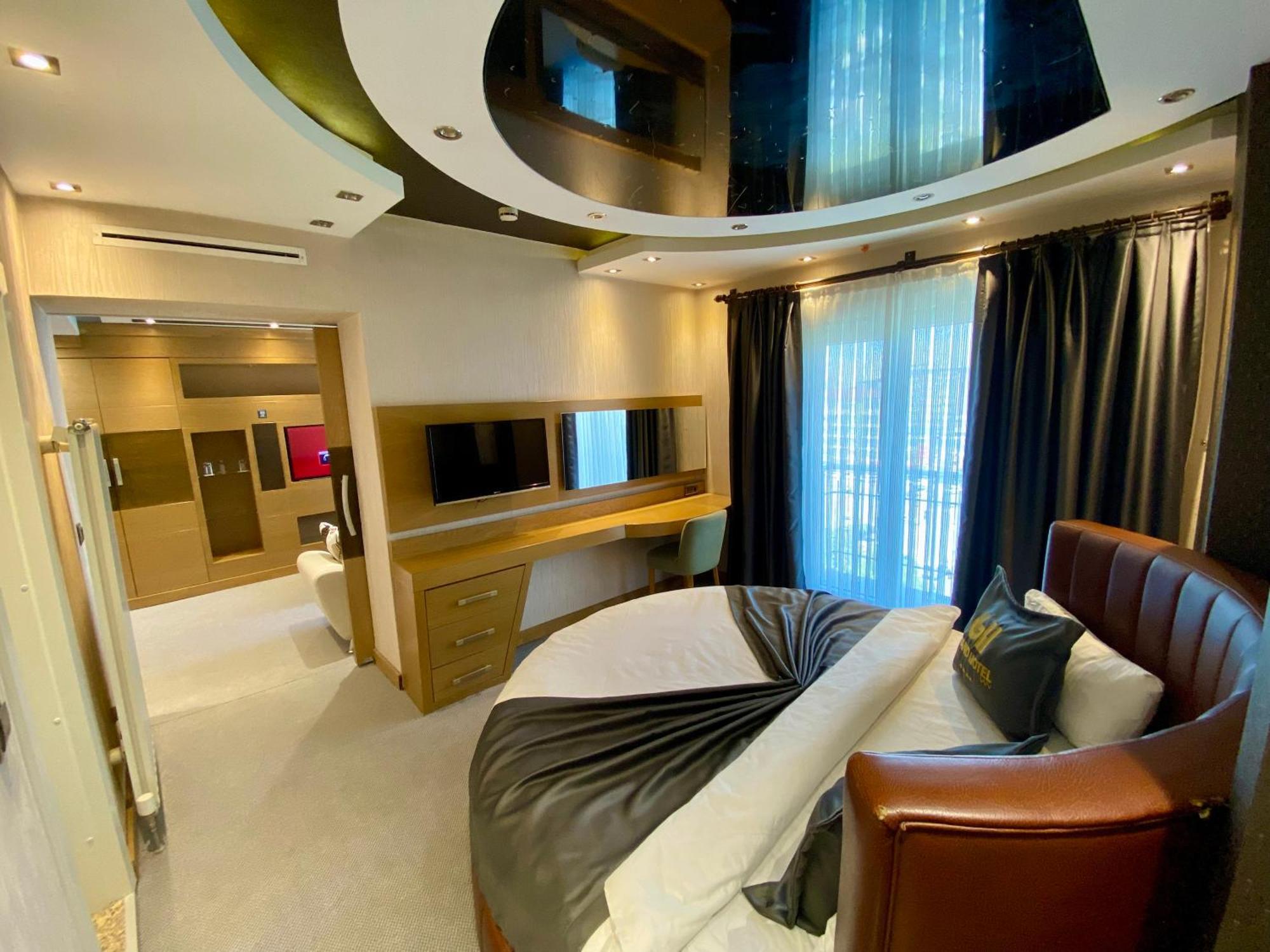 Grand Hotel Van Bagian luar foto