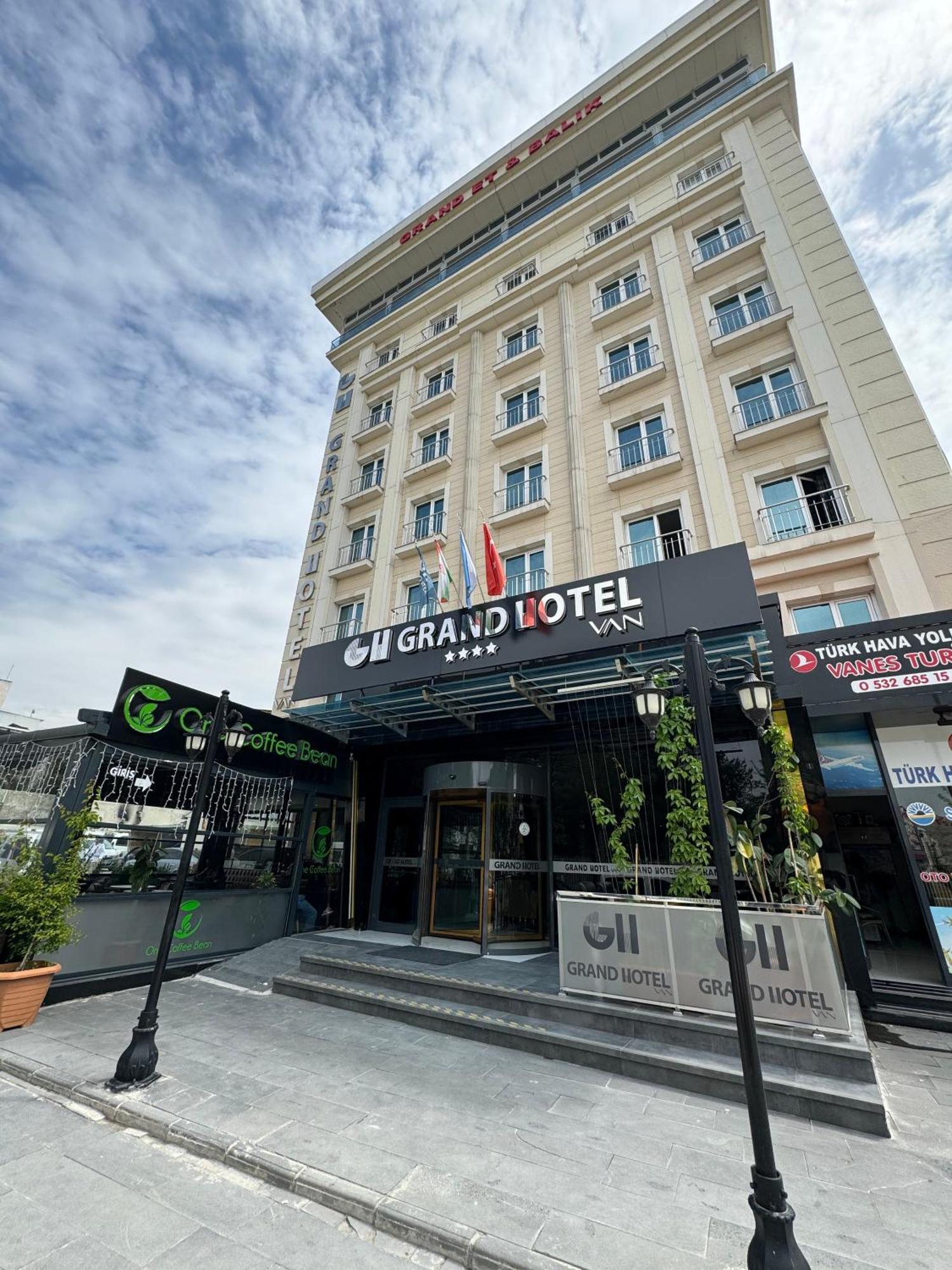 Grand Hotel Van Bagian luar foto